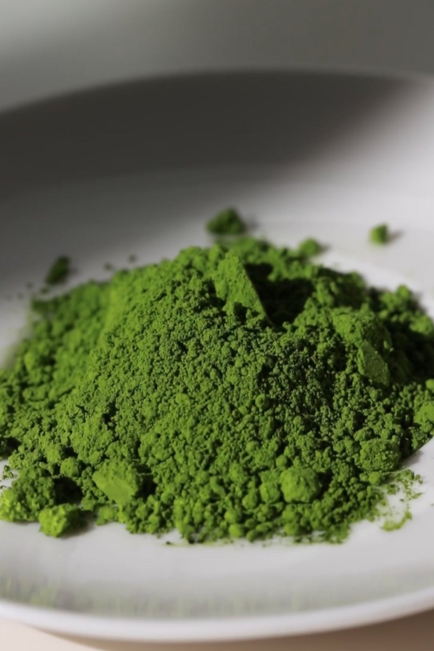 Premium Ceremonial Matcha From Japan In Europe Vibrant Green porque o matcha é verde vibrante. How to make matcha at home. Where can I buy good quality matcha. Onde posso comprar matcha de alta qualidade. 