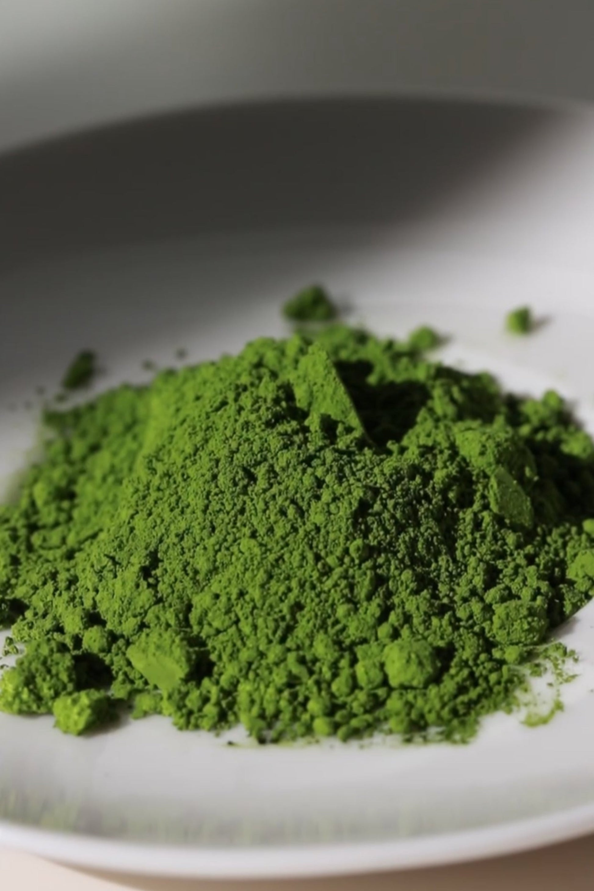 Premium Ceremonial Matcha From Japan In Europe Vibrant Green porque o matcha é verde vibrante. How to make matcha at home. Where can I buy good quality matcha. Onde posso comprar matcha de alta qualidade. 
