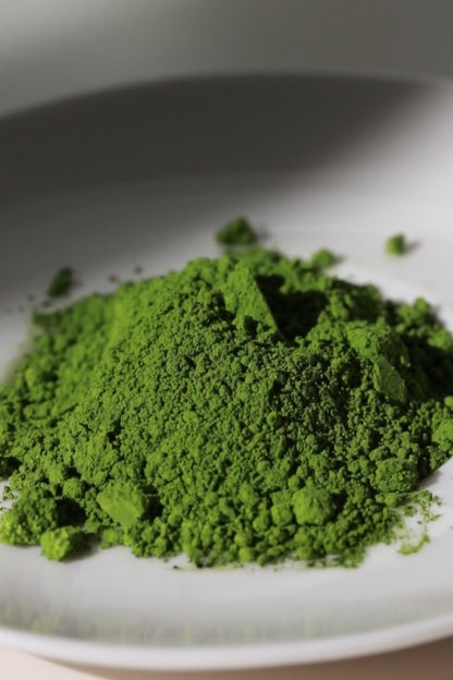 Premium Ceremonial Matcha From Japan In Europe Vibrant Green porque o matcha é verde vibrante. How to make matcha at home. Where can I buy good quality matcha. Onde posso comprar matcha de alta qualidade. 